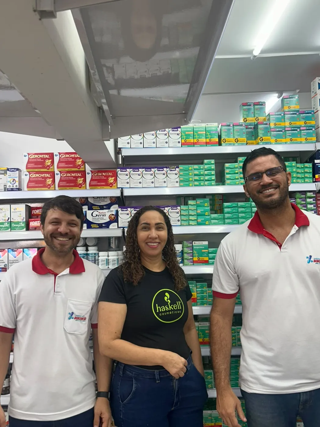 Equipe da Rede Descontão dentro da loja