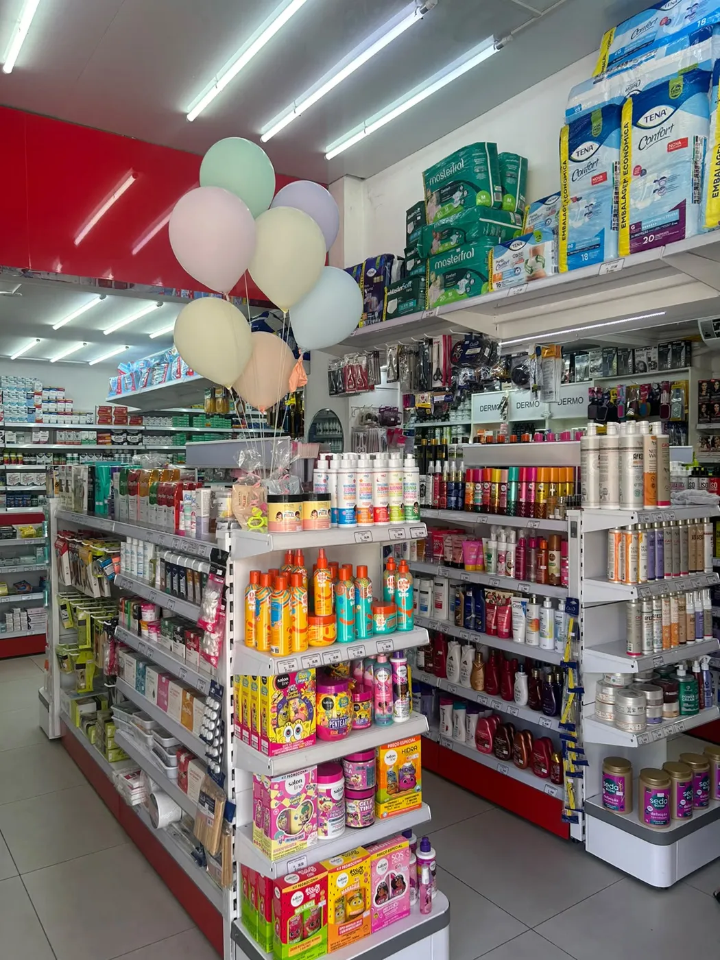 Corredor da loja com produtos de higiene e cuidados com os cabelos